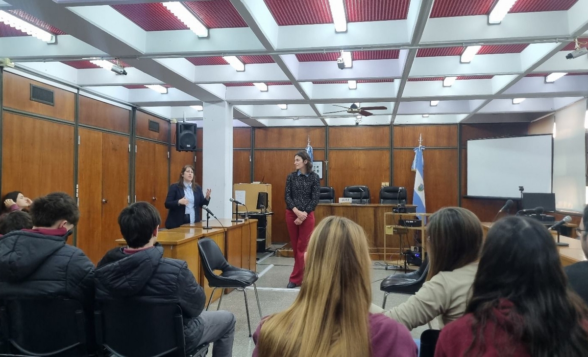 Estudiantes participaron de charla sobre Cámara Gesell
