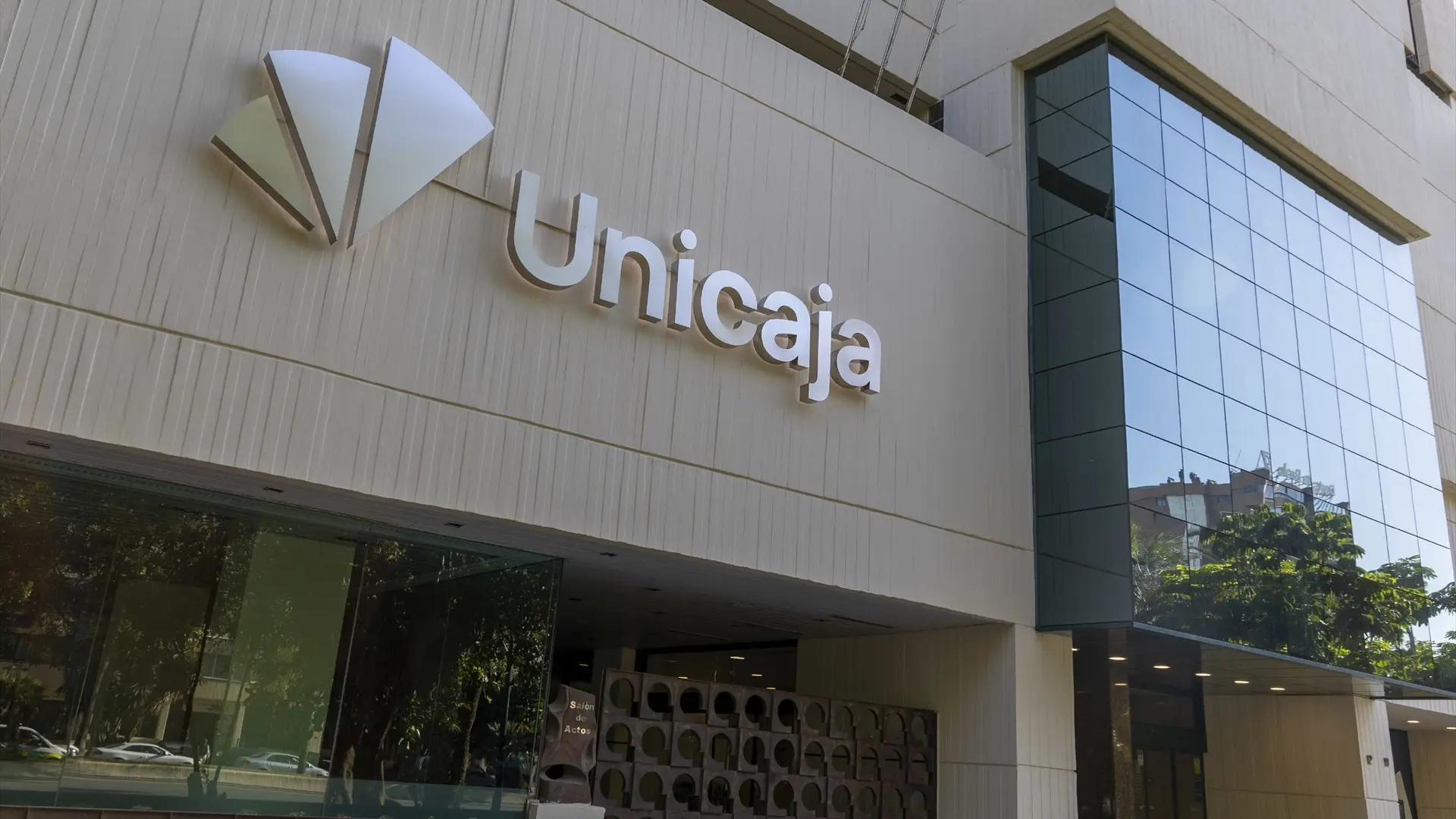 Unicaja mejora las condiciones de sus préstamos preconcedidos para gastos veraniegos