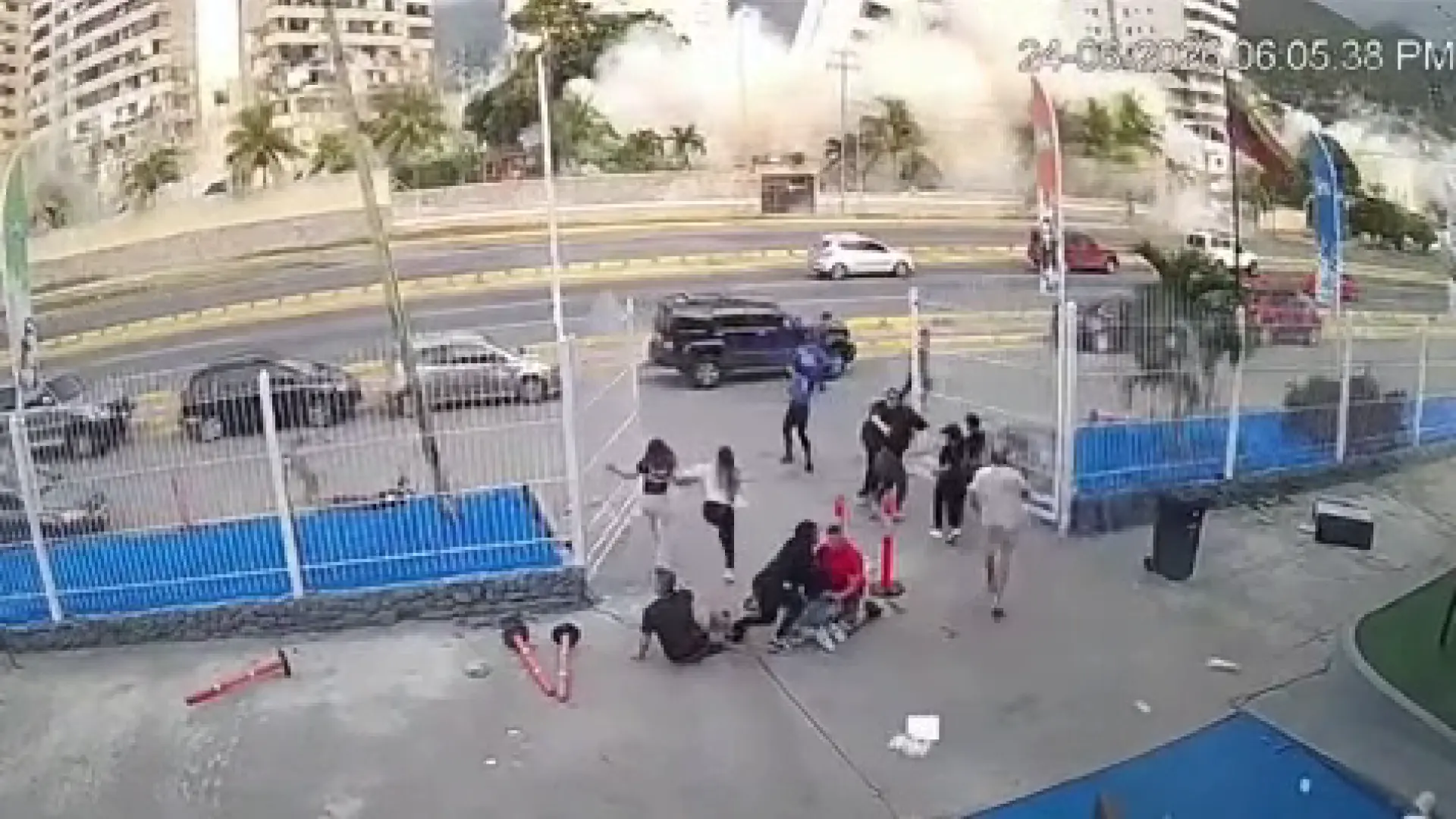 El impactante vídeo que muestra la caída en pocos segundos de un edificio de 10 pisos durante los seísmos