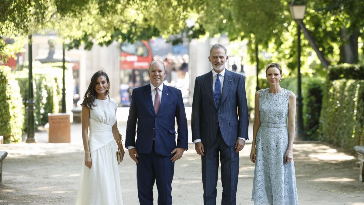 Letizia, de blanco, y Charlene, de azul: una reina y una princesa pasean por el jardín