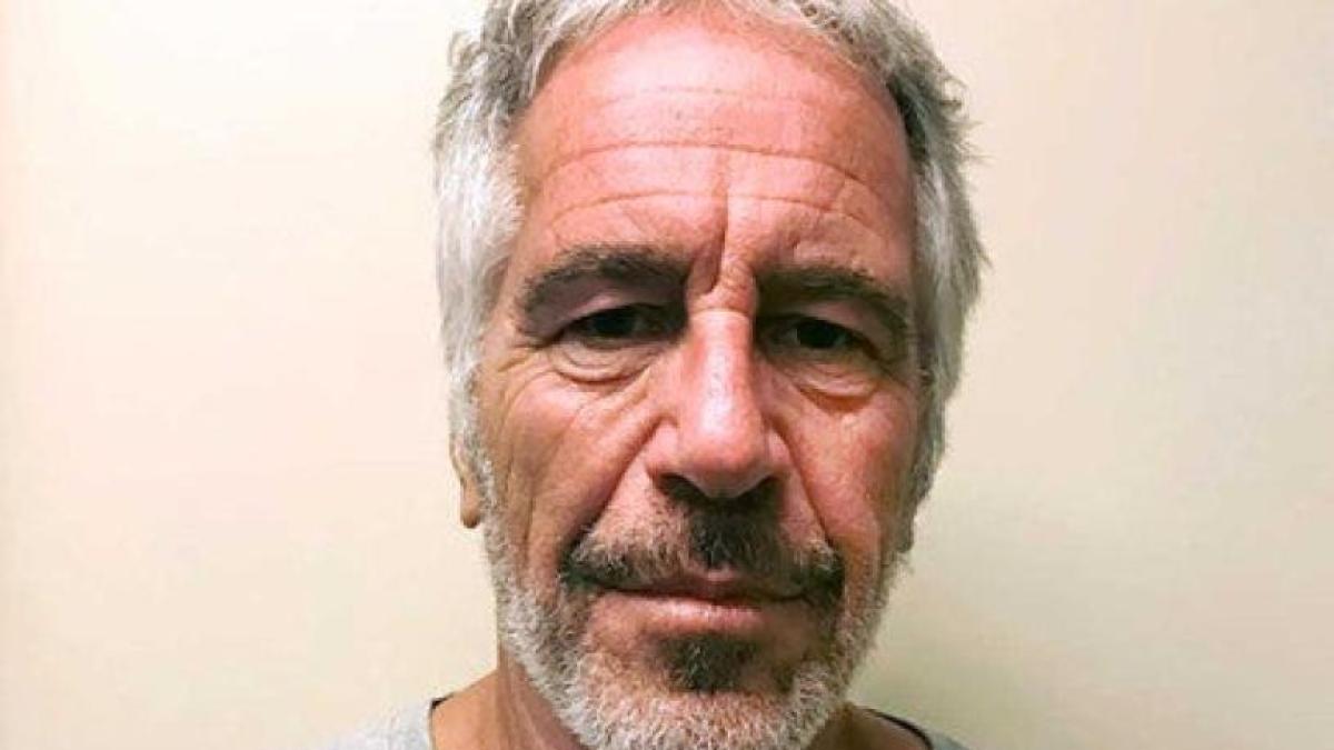 Jeffrey Epstein preparó varias sogas antes de suicidarse, según informe