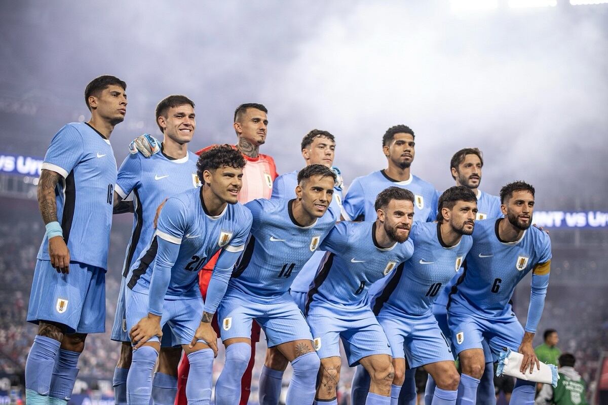 Se encienden las alarmas en el Uruguay de Bielsa: figura de la Celeste abandona las prácticas con molestias físicas