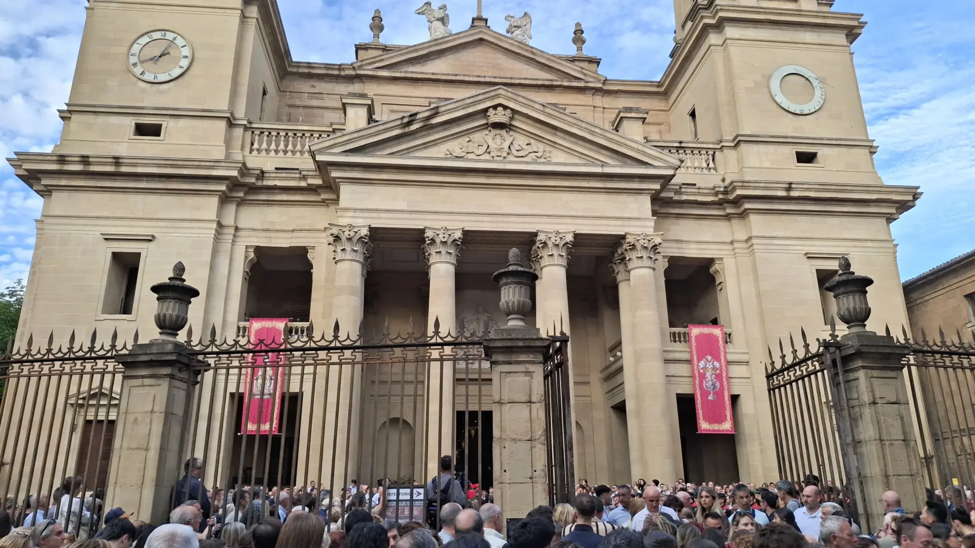 Multitudinaria despedida en la Catedral de Pamplona a los cinco policías forales fallecidos