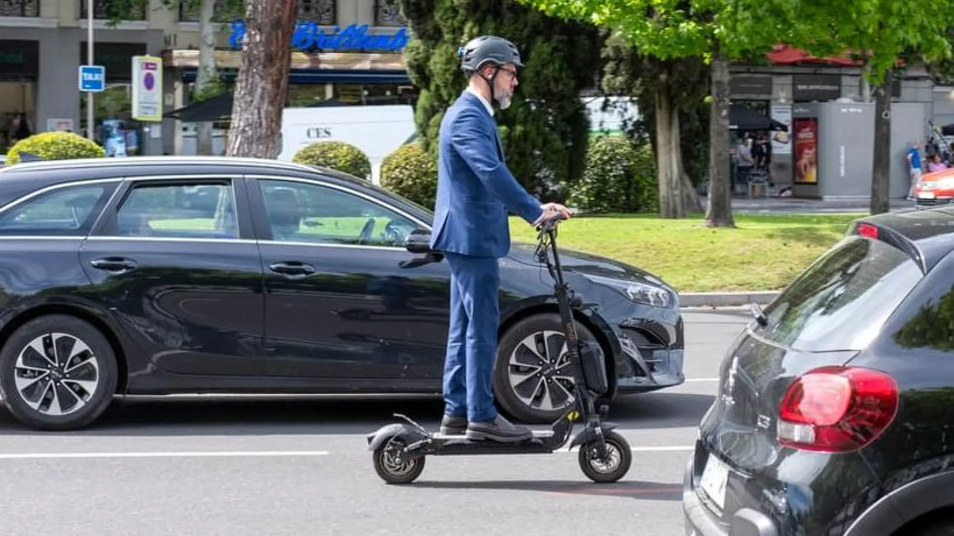 El Gobierno fija en 15 años la edad mínima para conducir patinetes eléctricos y el uso obligatorio de casco