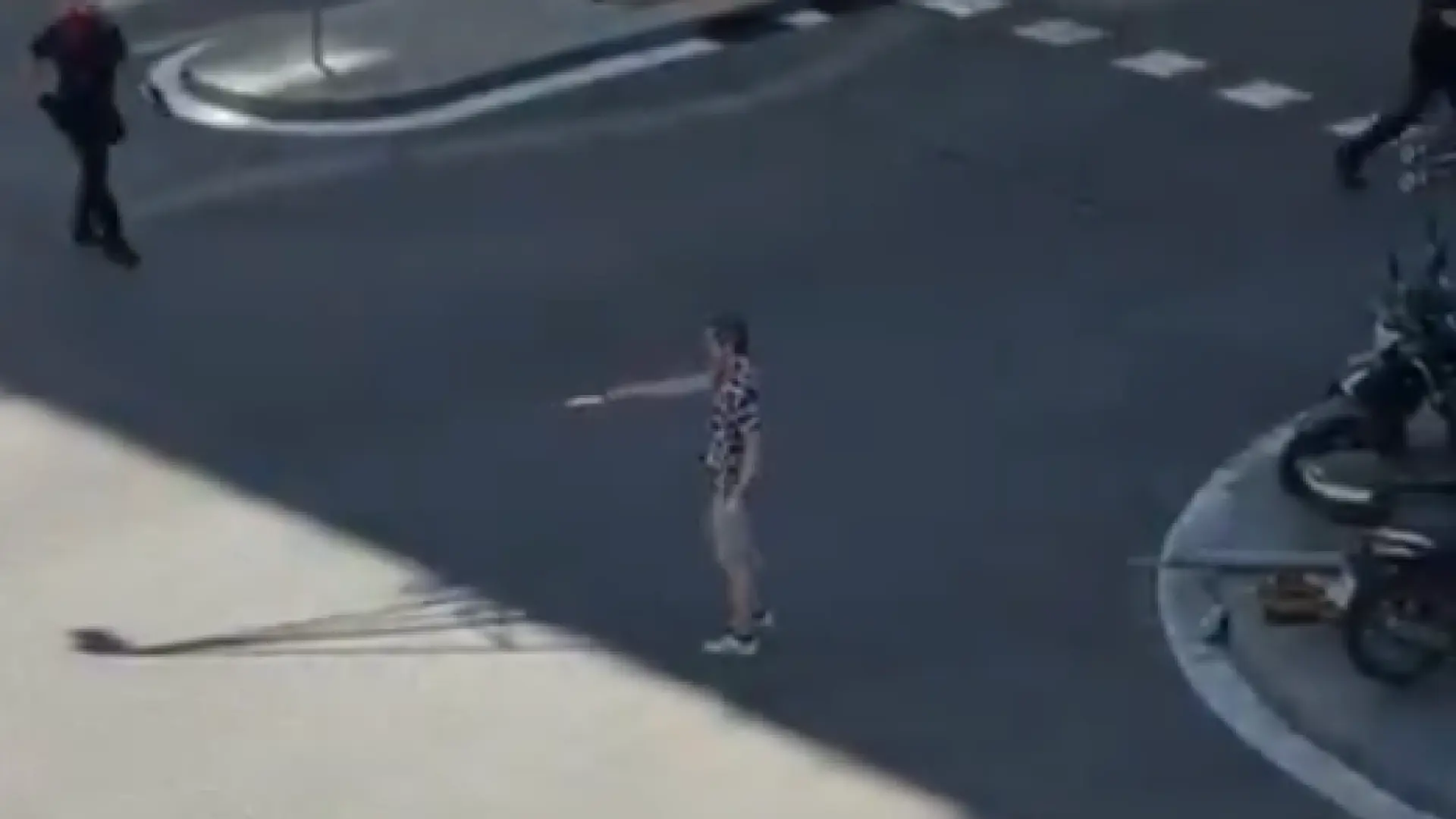 Los Mossos reducen y detienen a un hombre con un cuchillo de grandes dimensiones en la calle Mandri de Barcelona