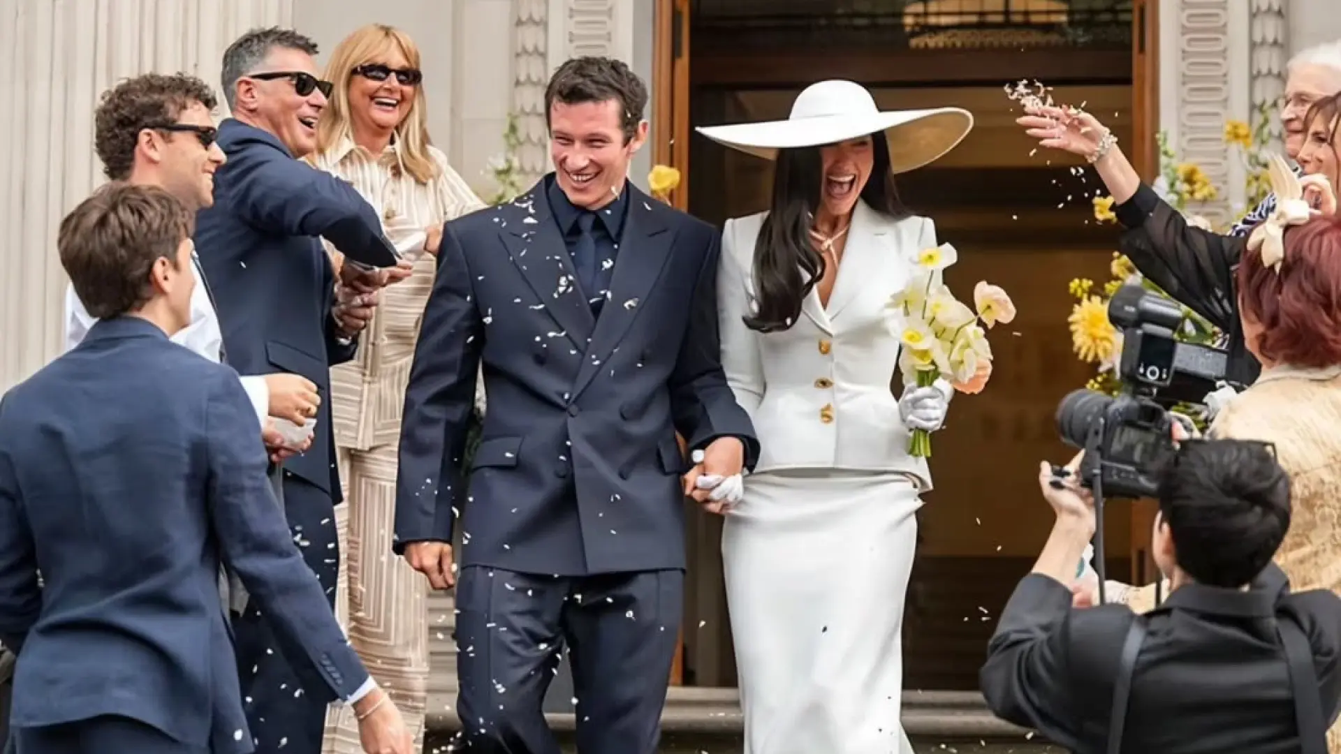 Boda en dos actos: la tendencia nupcial de los famosos a la que se suman Dua Lipa y Callum Turner