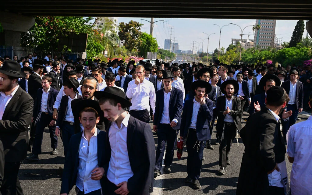 Haredi anti-draft protest blocks highway near Tel Aviv, 8 hurt as police clear road