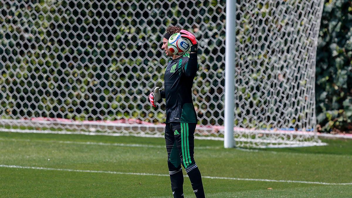 ¿'Memo' Ochoa va de titular en el Mundial? Marca patrocinadora oficial se adelanta