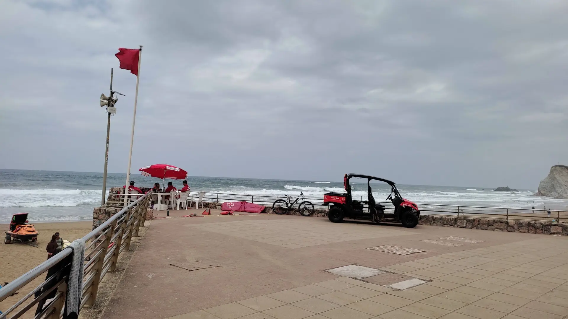 Prohibido el baño en la playa de Toña y bandera amarilla en Las Arenas, Barinatxe, Arriatera, Bakio y Laidatxu