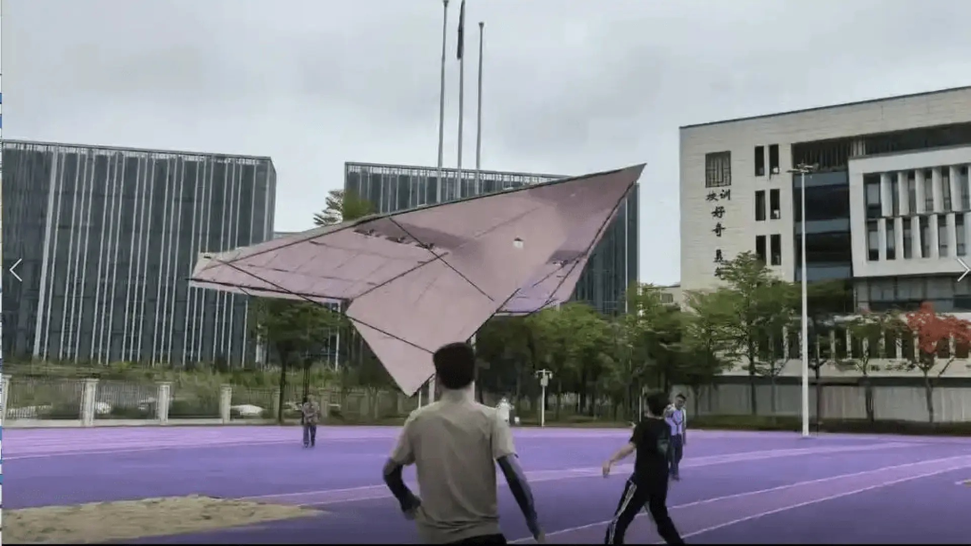 Un grupo de estudiantes construye el avión de papel teledirigido más grande del mundo