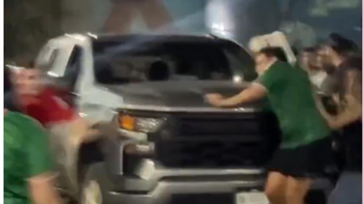 Conductor atropella a fanáticos que vandalizaban su