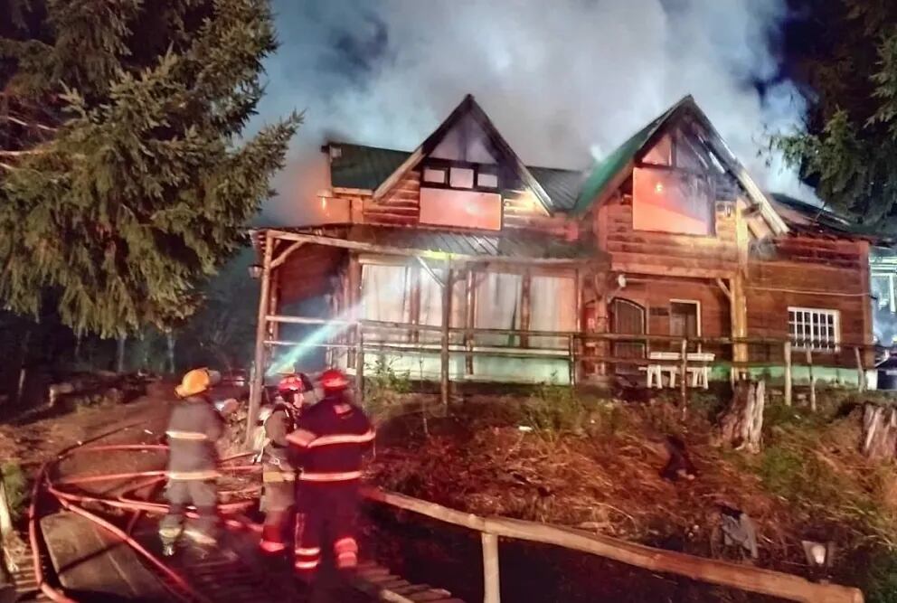 Impactante incendio en un exmotel de Villa La Angostura