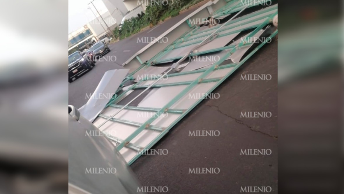 Se desprende techumbre en puente peatonal de la Terminal 1-del AICM