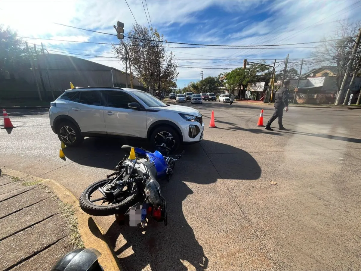 Dos motociclistas resultaron lesionados tras una colisión en Posadas