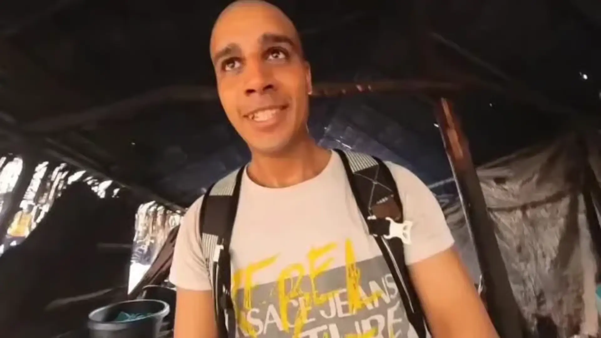 Detienen a un 'youtuber' por comerse a un perro a modo de "protesta" por los precios elevados de la carne