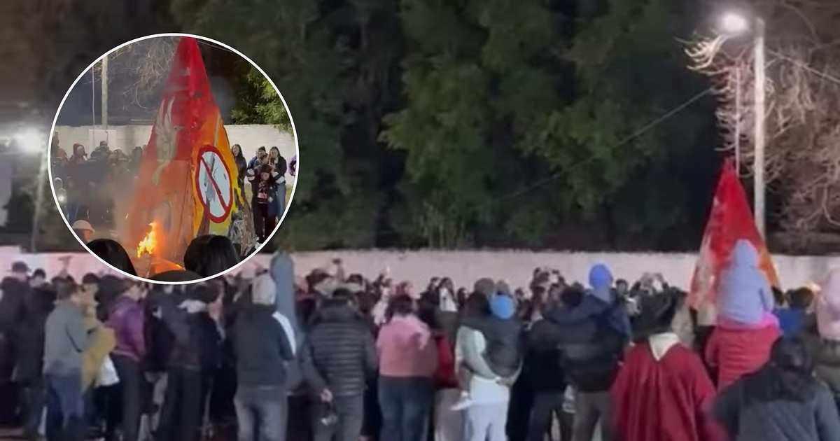 Entre las llamas, un pedido de paz: el mensaje de la quema del muñeco en Corrientes
