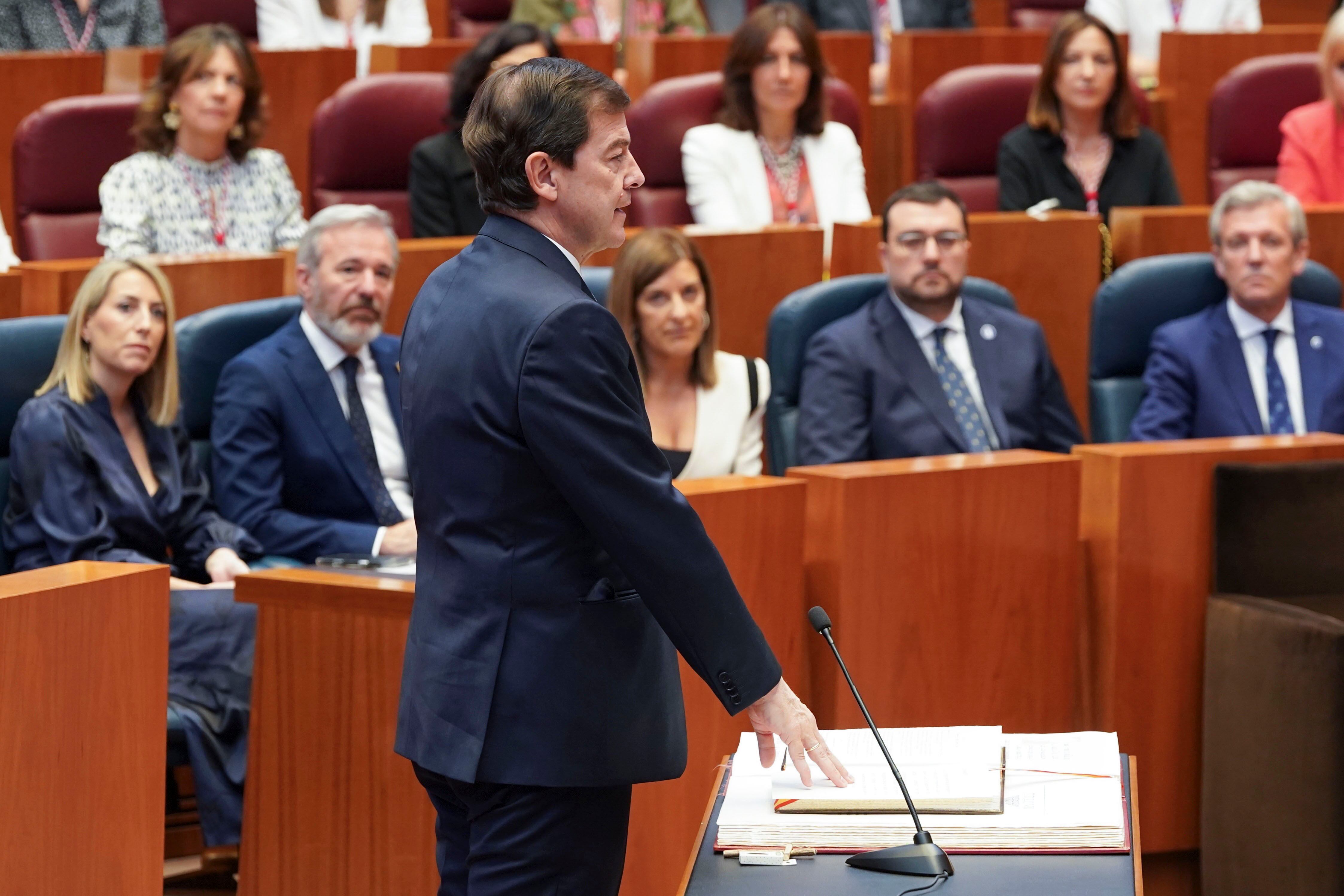 Mañueco toma posesión como presidente de Castilla y León tras el acuerdo de gobierno con Vox