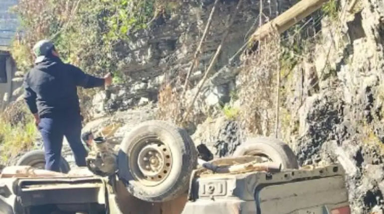 Caída de una vagoneta a un río de La Paz deja cuatro muertos y una mujer herida