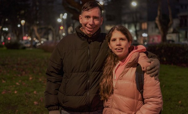 Se conocieron en un centro de día, llevan ocho años juntos y buscan vivir de la música: la historia de amor de Emmanuel y Laura