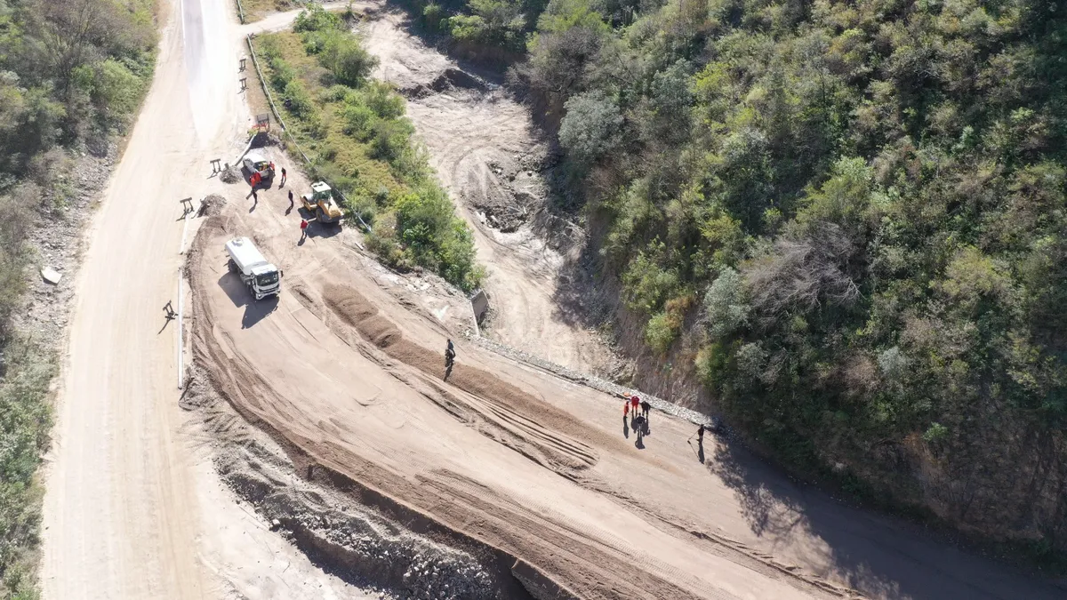 Realizan tareas de mantenimiento sobre la Ruta Nacional 60 en La Cébila