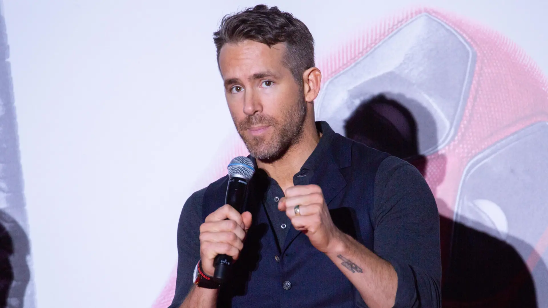 Ryan Reynolds habla sobre el grave accidente de tráfico que sufrió de joven: "Me rompió todos los huesos"