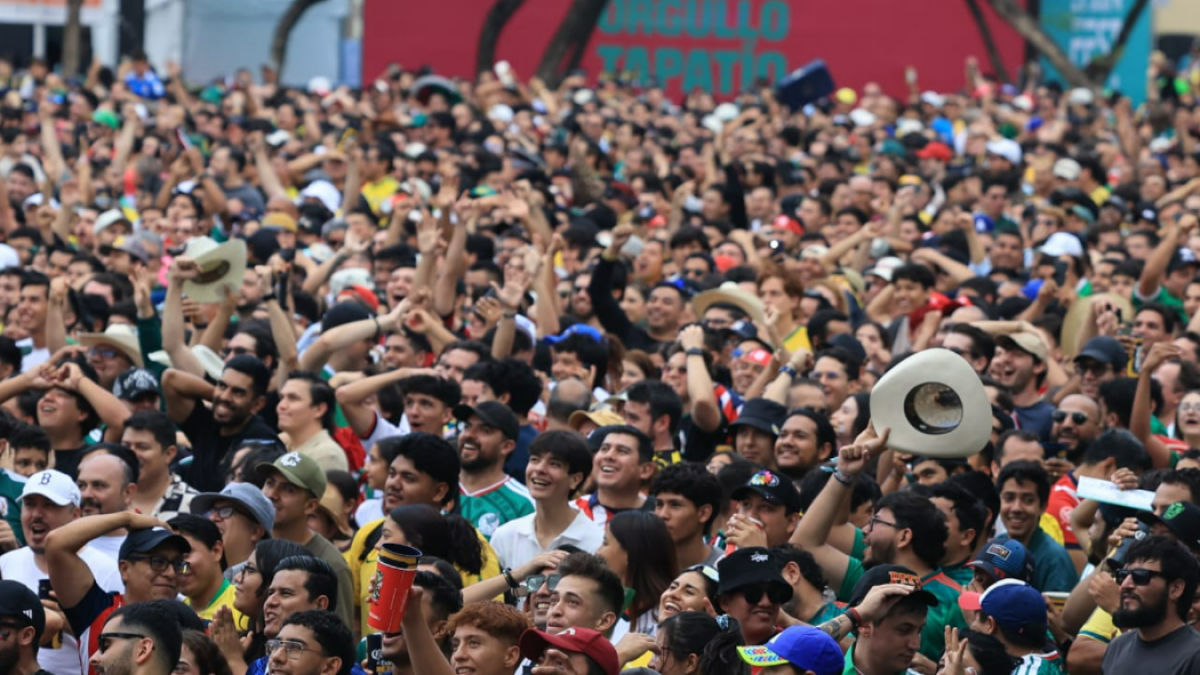 Fallan pantallas gigantes y aficionados se agarran a golpes en Fan Fest Guadalajara