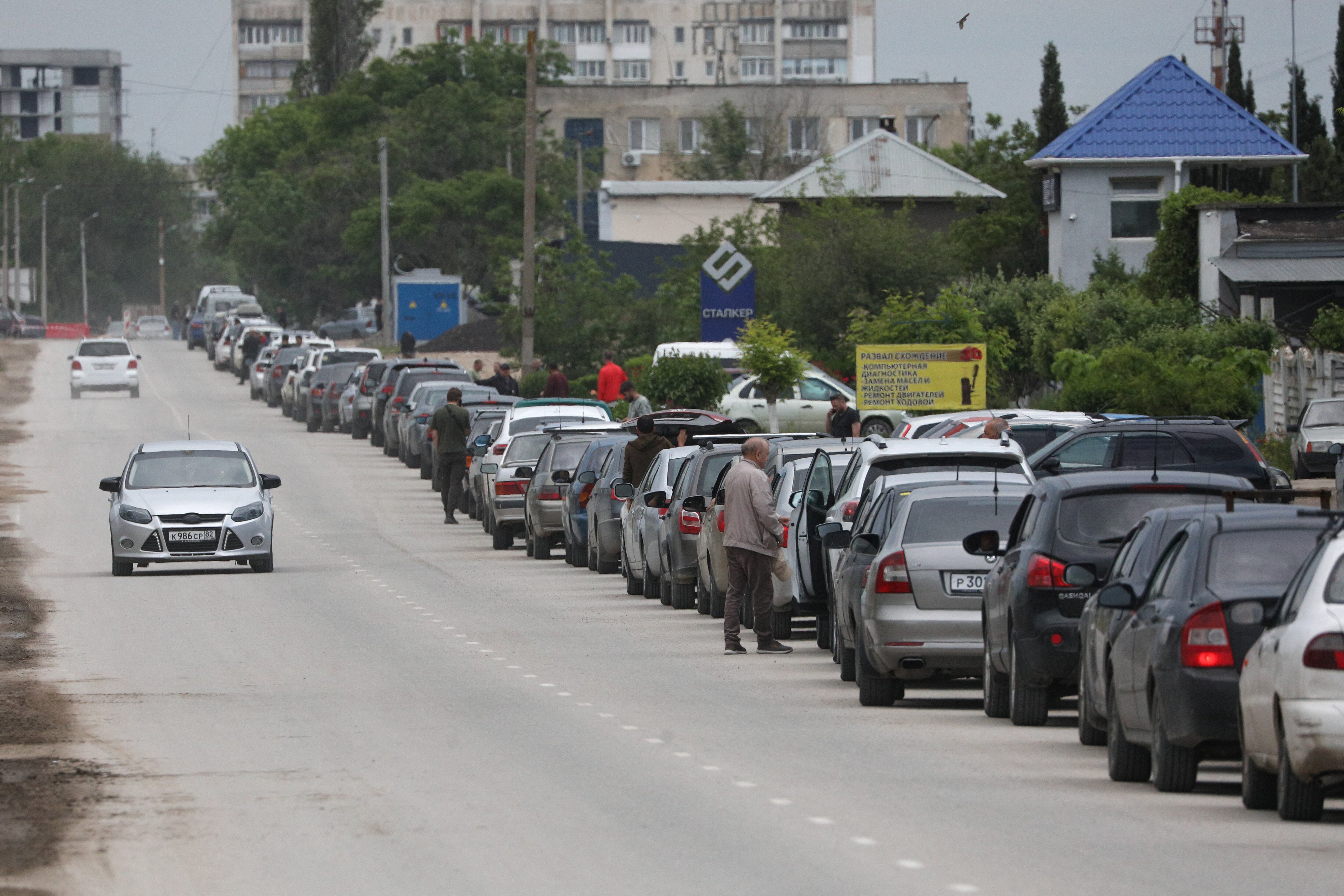 Ucrania asfixia Crimea: asedia las rutas de acceso por tierra, mar y aire y deja la península sin combustible