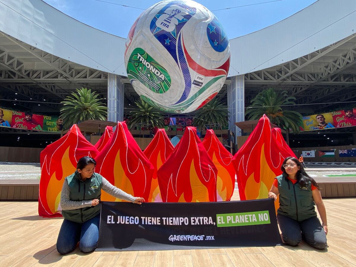 Greenpeace protesta en AICM; exige acción contra el cambio climático