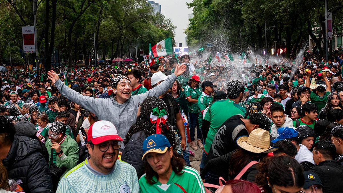 Mexicanos armaron la fiesta con piñata en Paseo de la Reforma