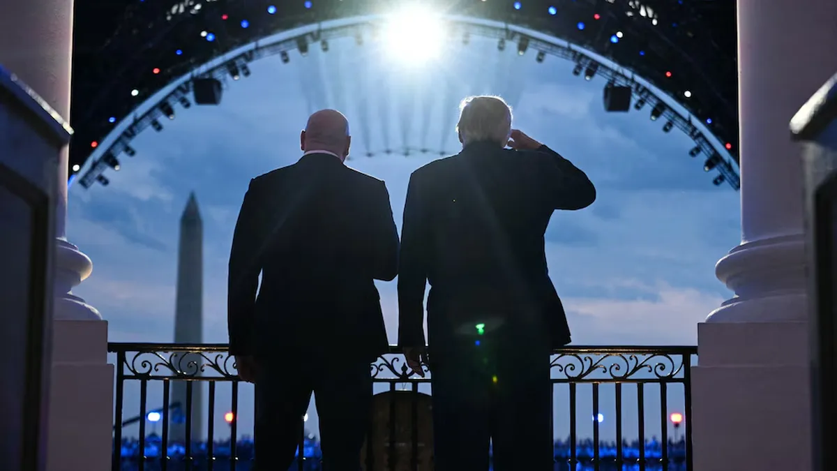 Trump festejó sus 80 años con una inédita noche de UFC en la Casa Blanca tras anunciar un acuerdo de paz con Irán
