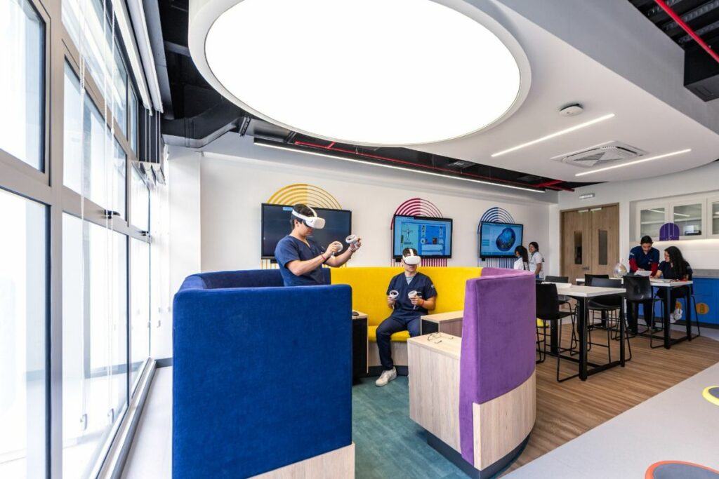 UIDE consolida su liderazgo en innovación universitaria en Ecuador y el mundo