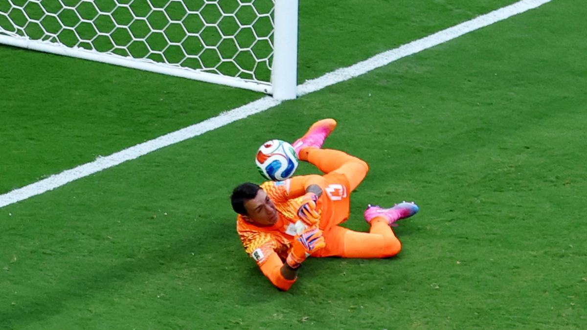 Sacan de la cancha a Muslera tras
