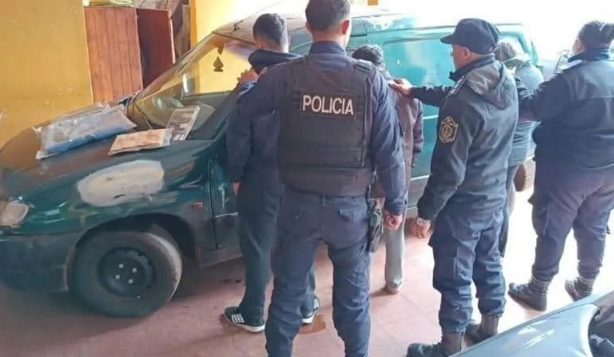 Detuvieron en Santo Tomé a tres personas que desguazaban un auto chocado en Ruta 40