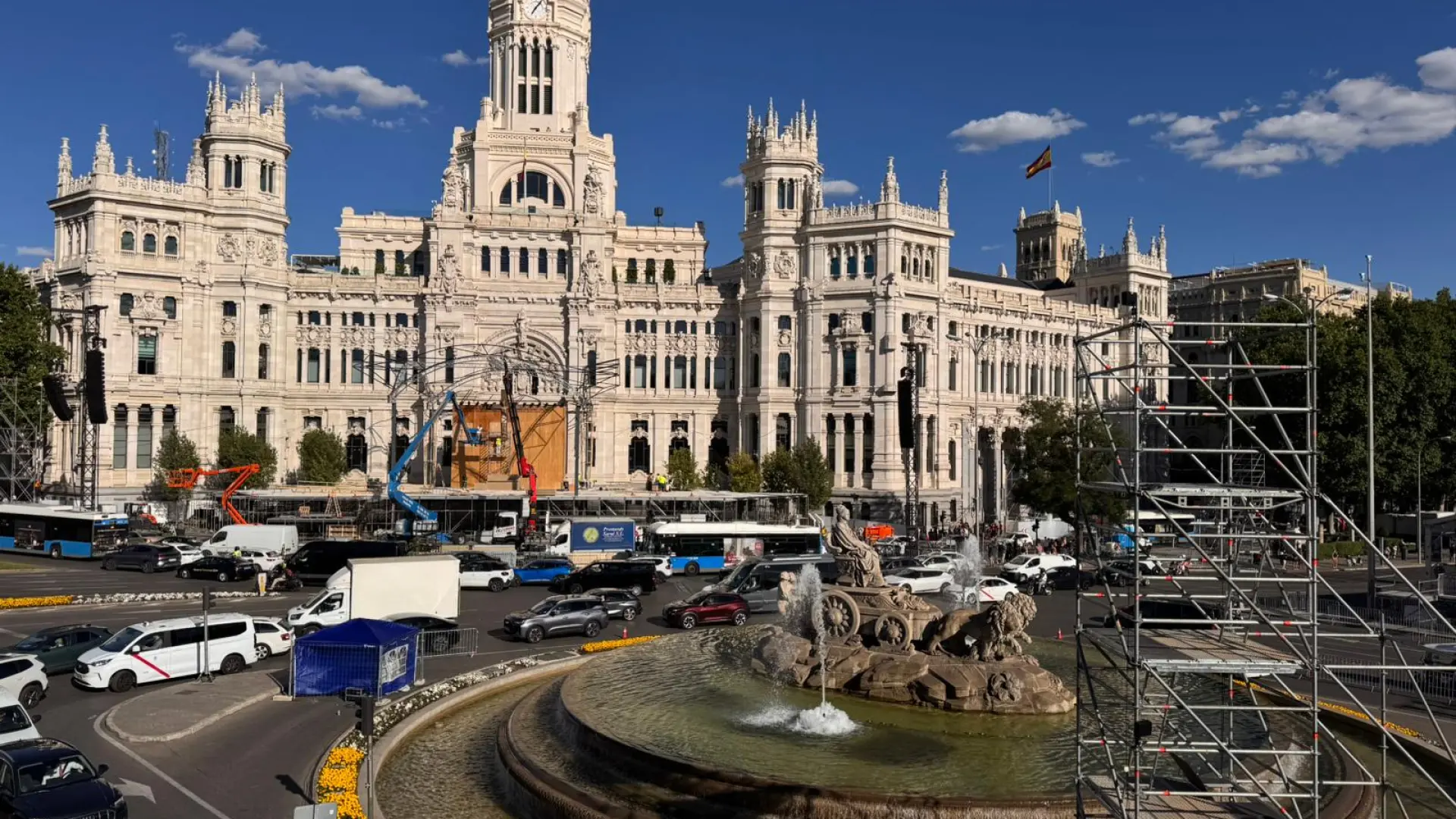 Un "portaviones" de escenarios en Lima y Cibeles para la visita del Papa: "Lo importante no es verlo, sino estar con él"
