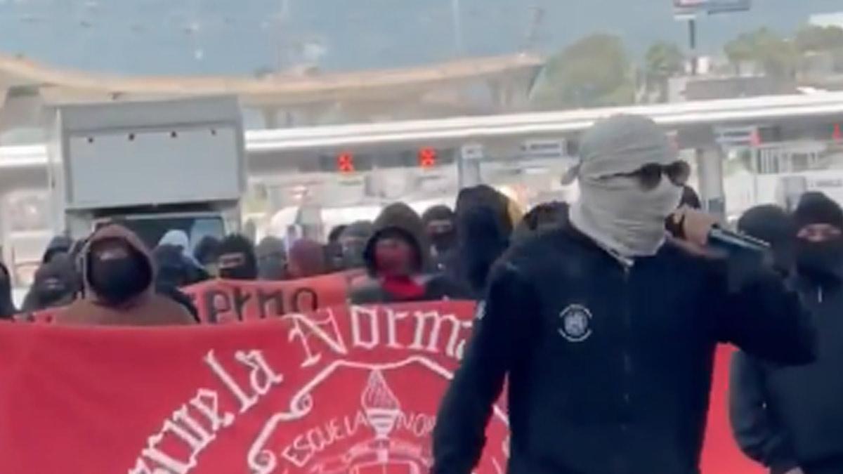 Normalistas vandalizan casetas en la México