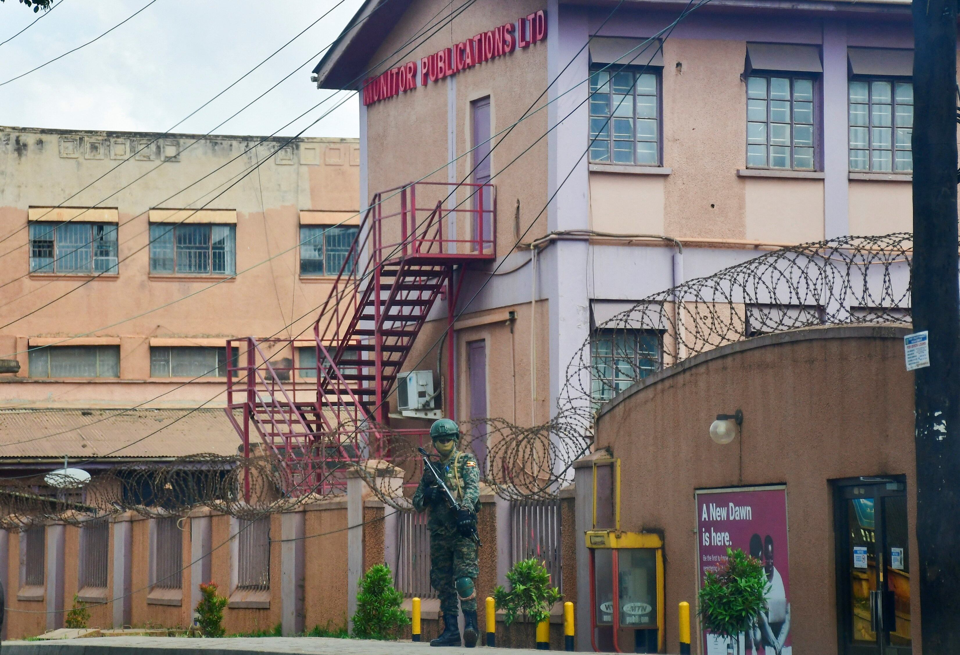 Cerrojazo informativo en Uganda: el jefe militar e hijo del presidente ordena el cierre de los principales medios de comunicación del país