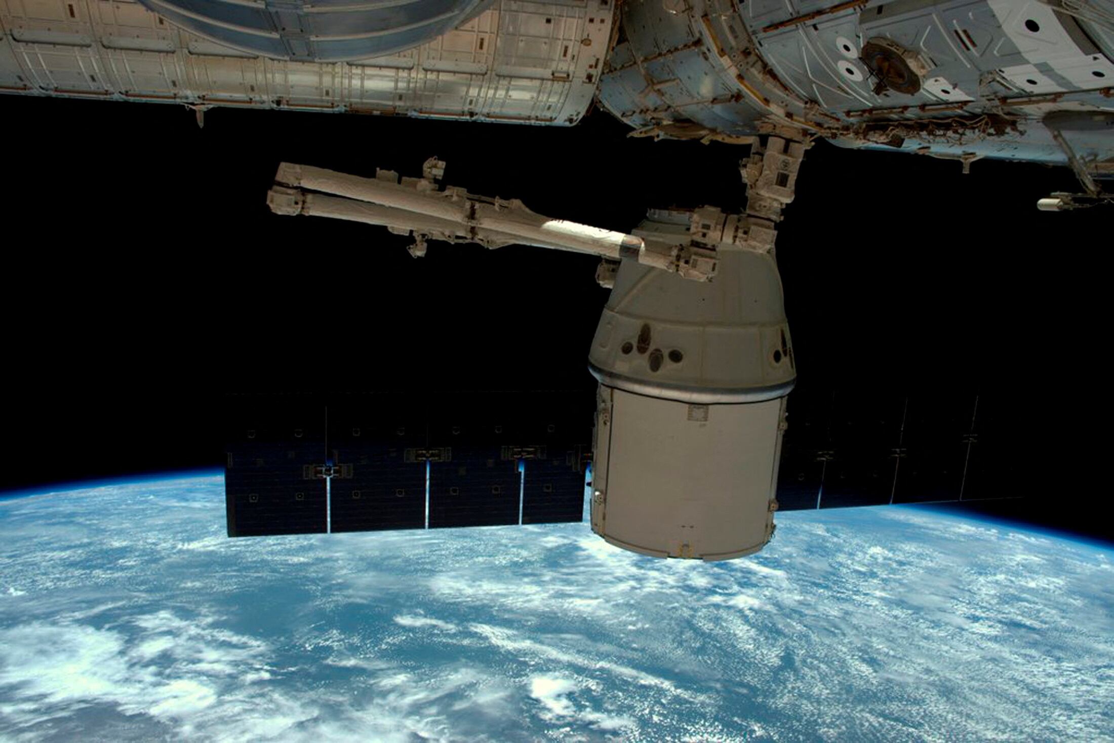 Una fuga de aire en la Estación Espacial Internacional obliga a los astronautas a preparar una posible evacuación