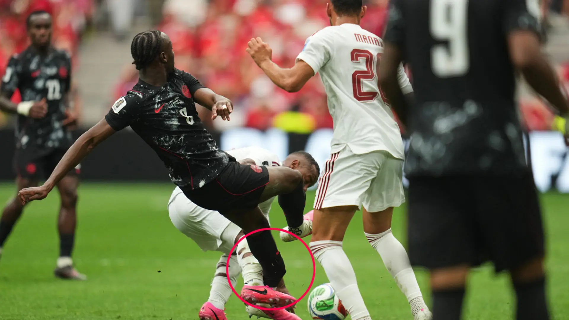 La escalofriante lesión de Koné en el Canadá - Catar del Mundial: se retira con la pierna rota y el pie colgando