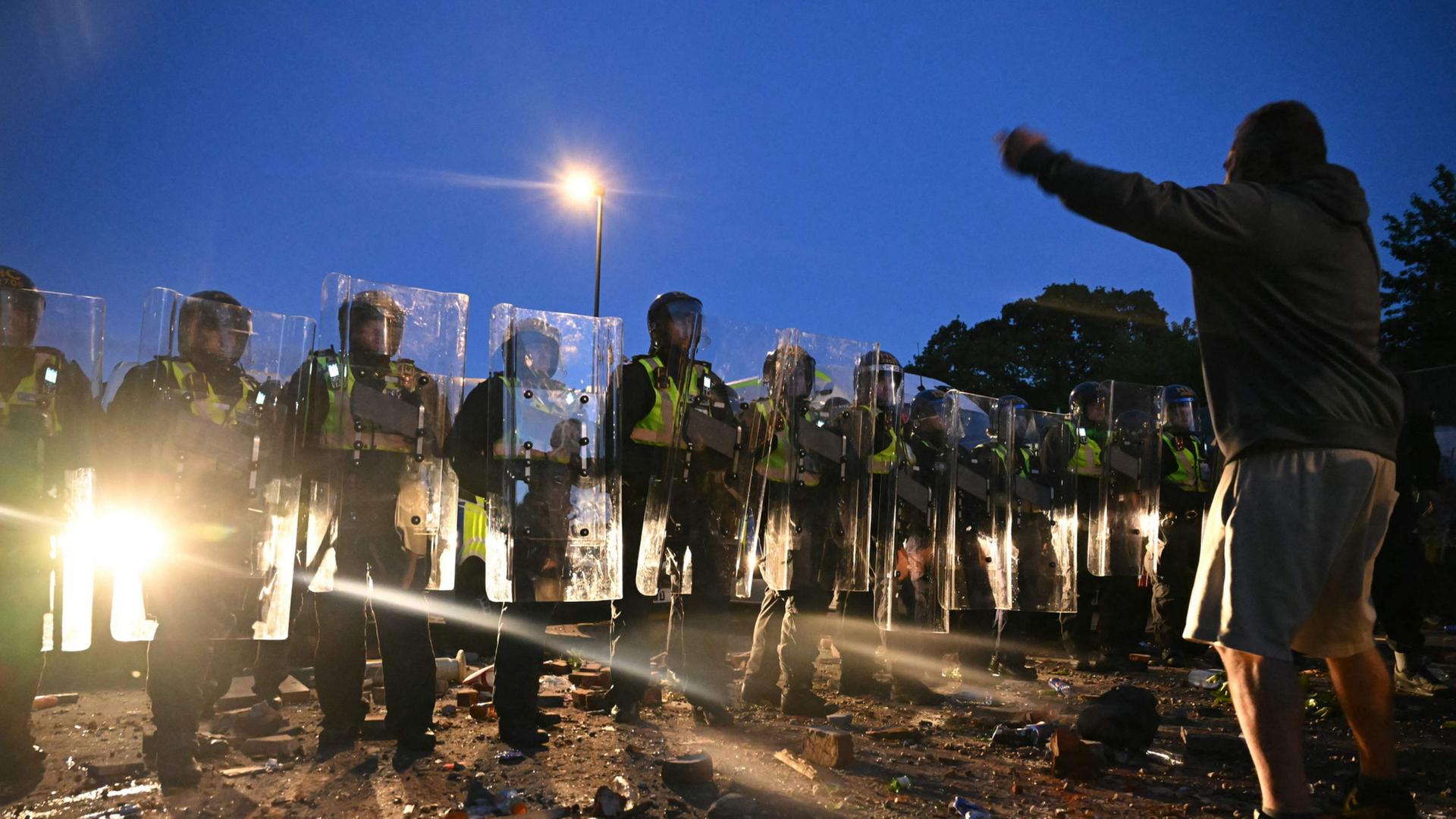 Unruhen und Rassismusdebatte in Großbritannien nach Polizeifehler