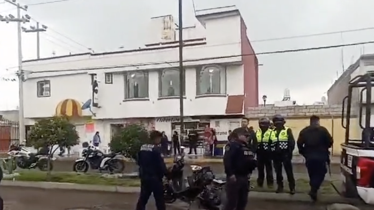 Policías de Tizayuca derribn a adolescentes en moto; dicen que derrapó