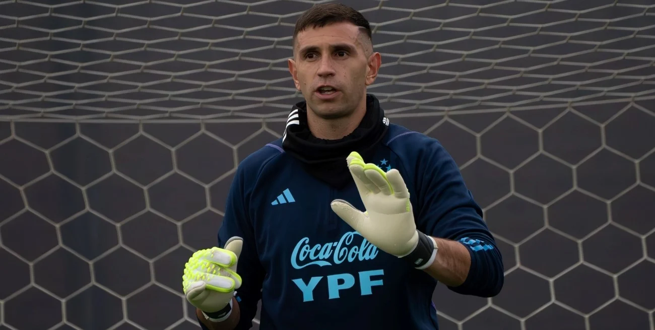 Dibu Martínez se entrenó con guantes y será titular en el debut de la Selección ante Argelia