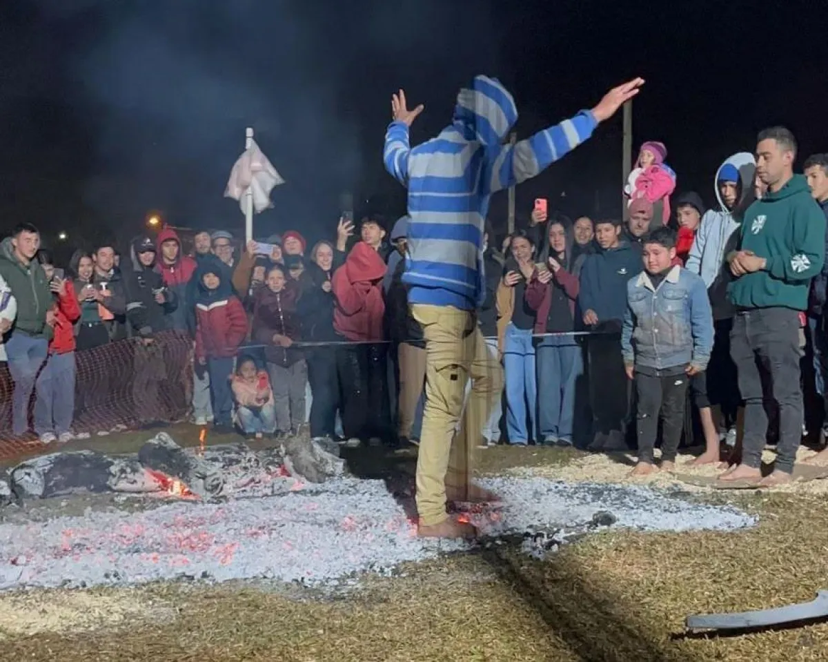 Una multitud participó del tradicional cruce de brasas de San Juan en San Pedro