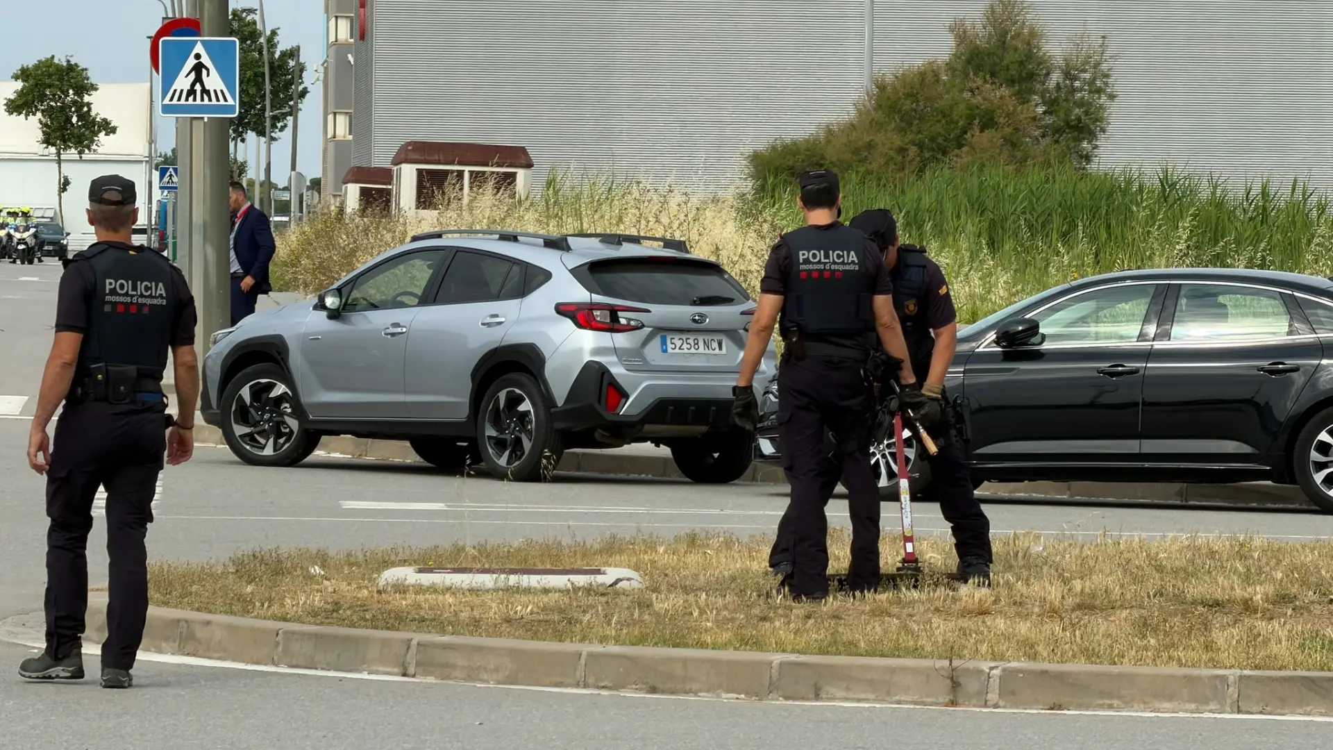 Los Mossos inspeccionan el alcantarillado de la terminal del aeropuerto de Barcelona ante la llegada del Papa