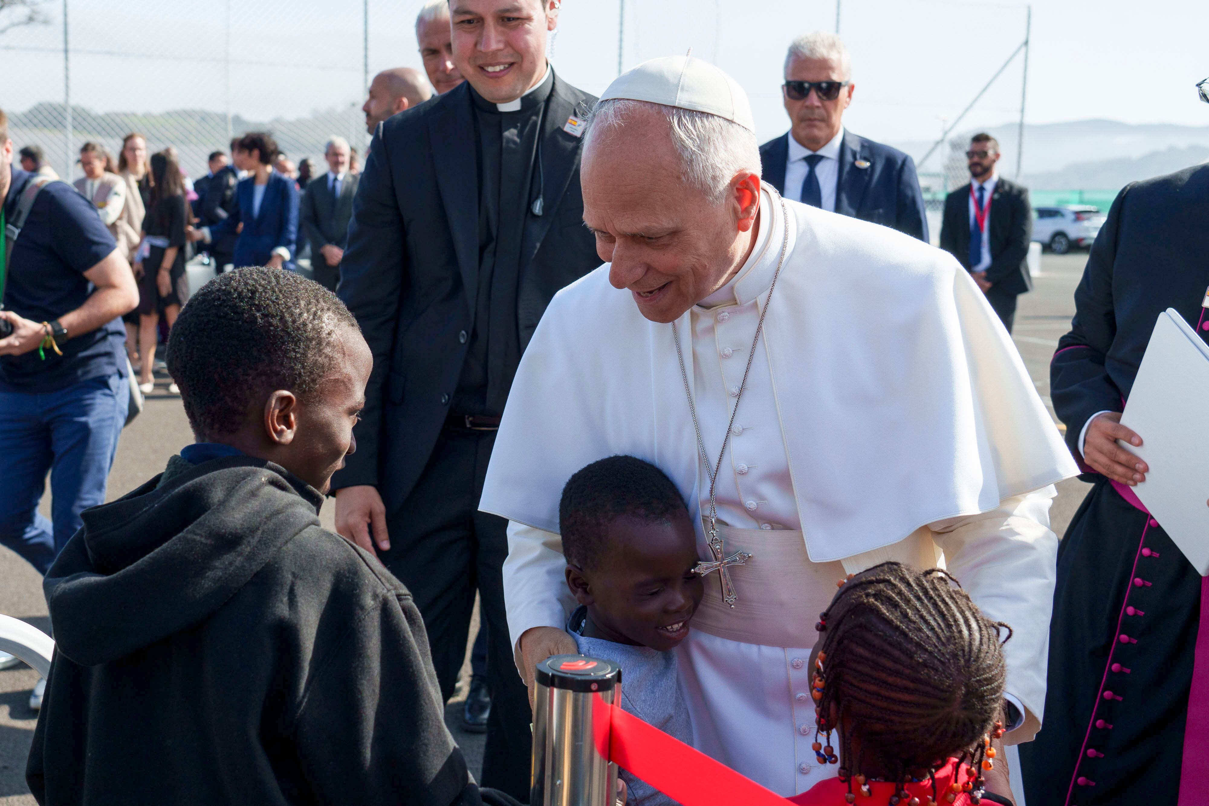 El Papa se despide de España con un baño de abrazos a los migrantes: "El extranjero de ayer puede ser el hermano y vecino de hoy"