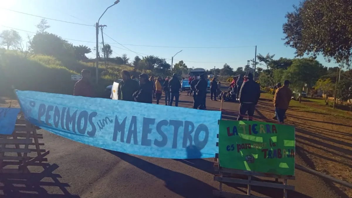 Segundo día de corte de ruta en Pozo Azul: padres endurecen la protesta para exigir un maestro para más de 30 niños