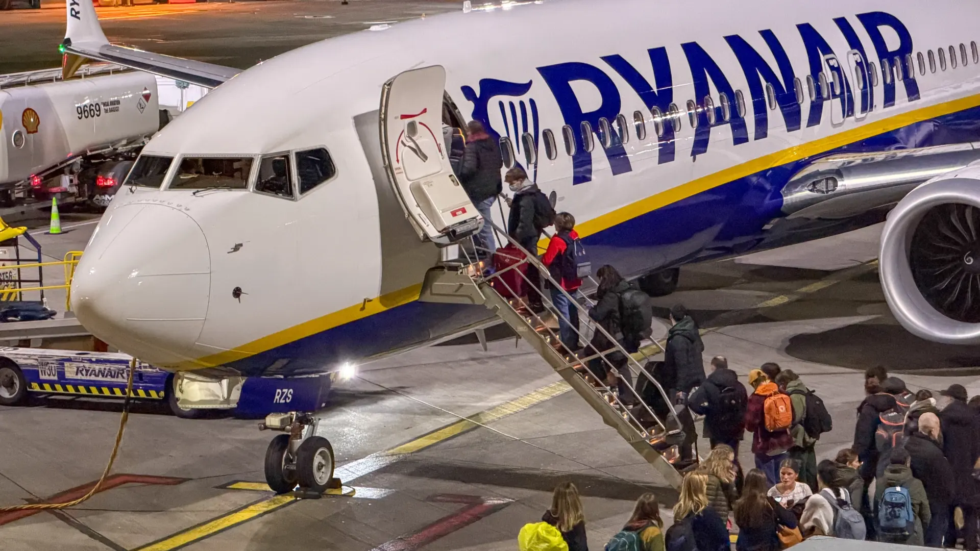 Investigan a Ryanair por cobrar a los padres por sentarse con sus hijos