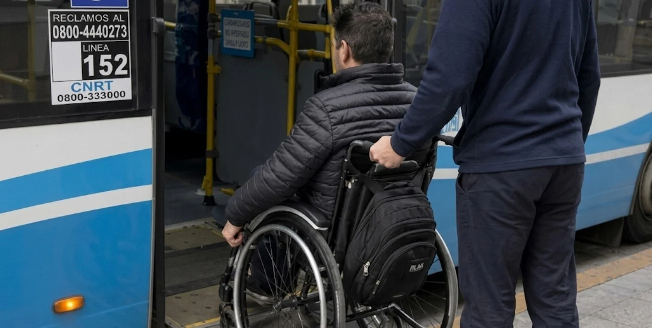 Las personas con discapacidad podrán viajar en trenes y colectivos sin presentar el certificado físico