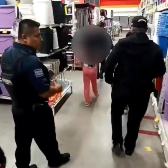 Policías de Ecatepec rescatan a niños escondidos en centro comercial