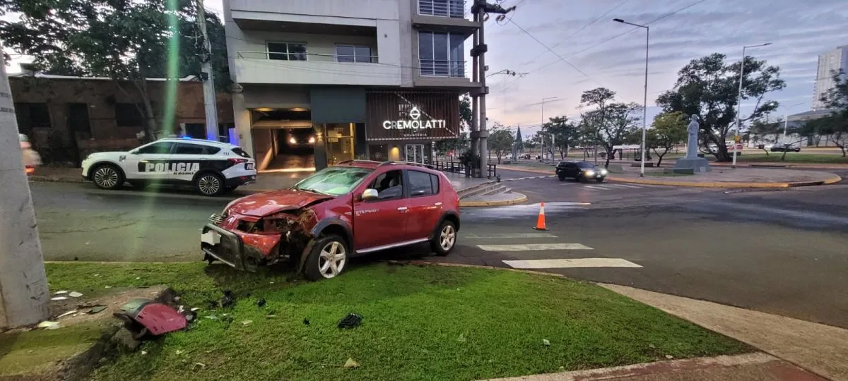 Posadas: automovilista chocó en la rotonda de Mitre y Sáenz Peña