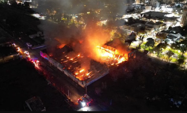 Dantesco incendio en el depósito de un famoso supermercado: hubo explosiones y colapsó la estructura